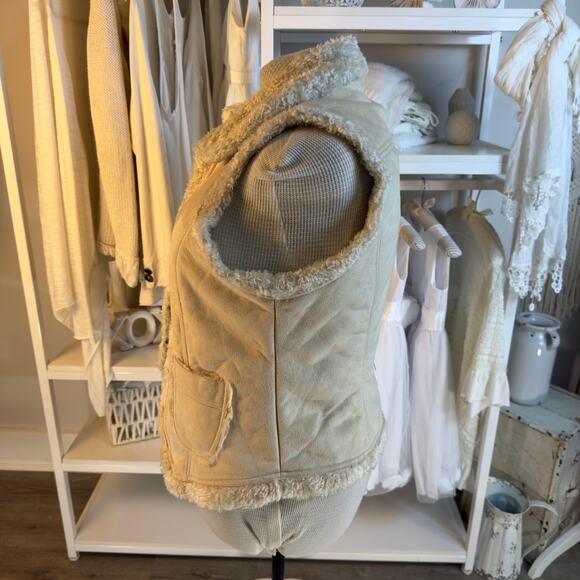 Maurices sz. XL vegan suede vest with vegan fur lining winter, spring fall #4272 - Picture 4 of 11